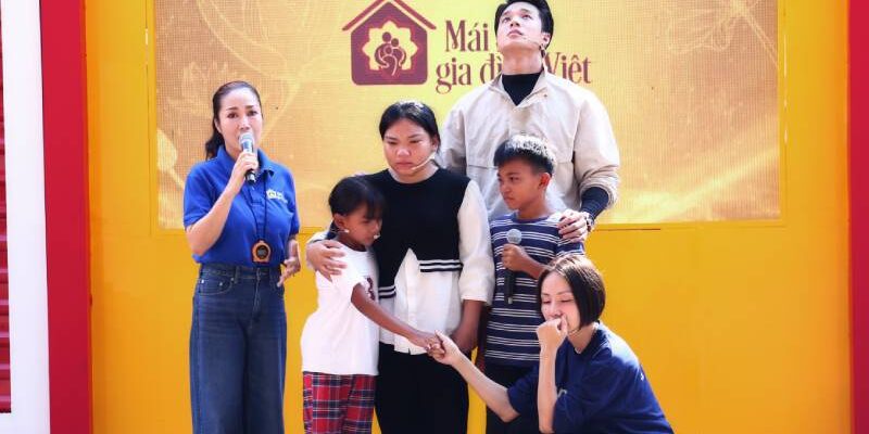 Ốc Thanh Vân, GiGi Hương Giang và Hưng Nguyễn nghẹn lòng trước cô bé 16 tuổi nghỉ học, thay cha mẹ nuôi hai em nhỏ mồ côi 