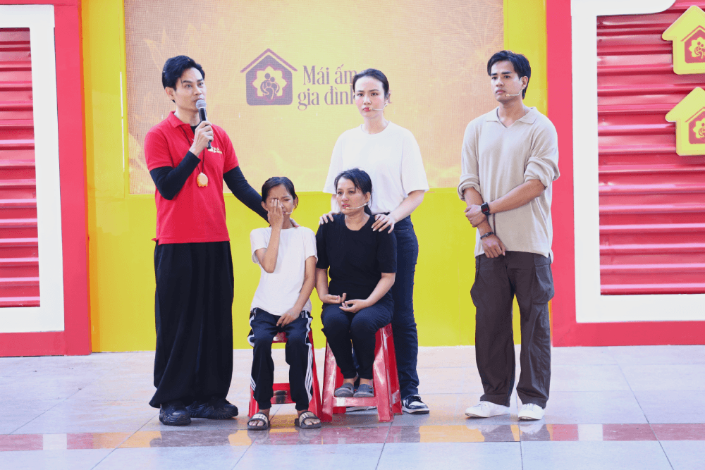 Khải Đăng lăn xả, Huỳnh Phạm Thủy Tiên bất chấp hình tượng để kiếm tiền hỗ trợ hoàn cảnh khó khăn