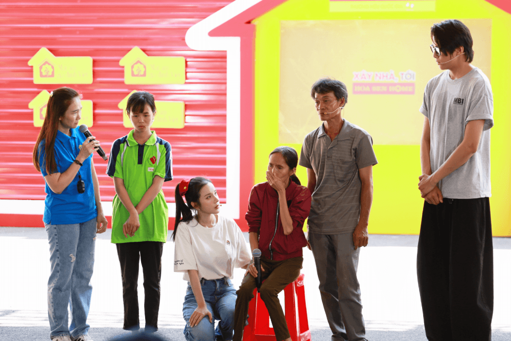 LyLy và Vĩnh Đam lấm lem từ đầu đến chân vẫn quyết không bỏ cuộc vì trẻ em có hoàn cảnh khó khăn
