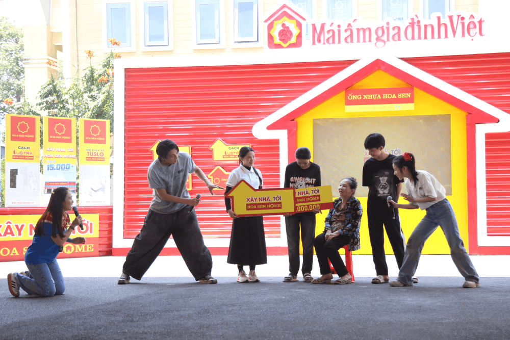 LyLy và Vĩnh Đam lấm lem từ đầu đến chân vẫn quyết không bỏ cuộc vì trẻ em có hoàn cảnh khó khăn