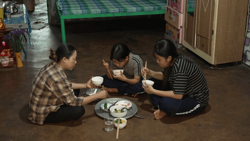 Phúc Du thấy tuổi thơ của chính mình trong câu chuyện cô bé có mẹ bán bánh mì nuôi con