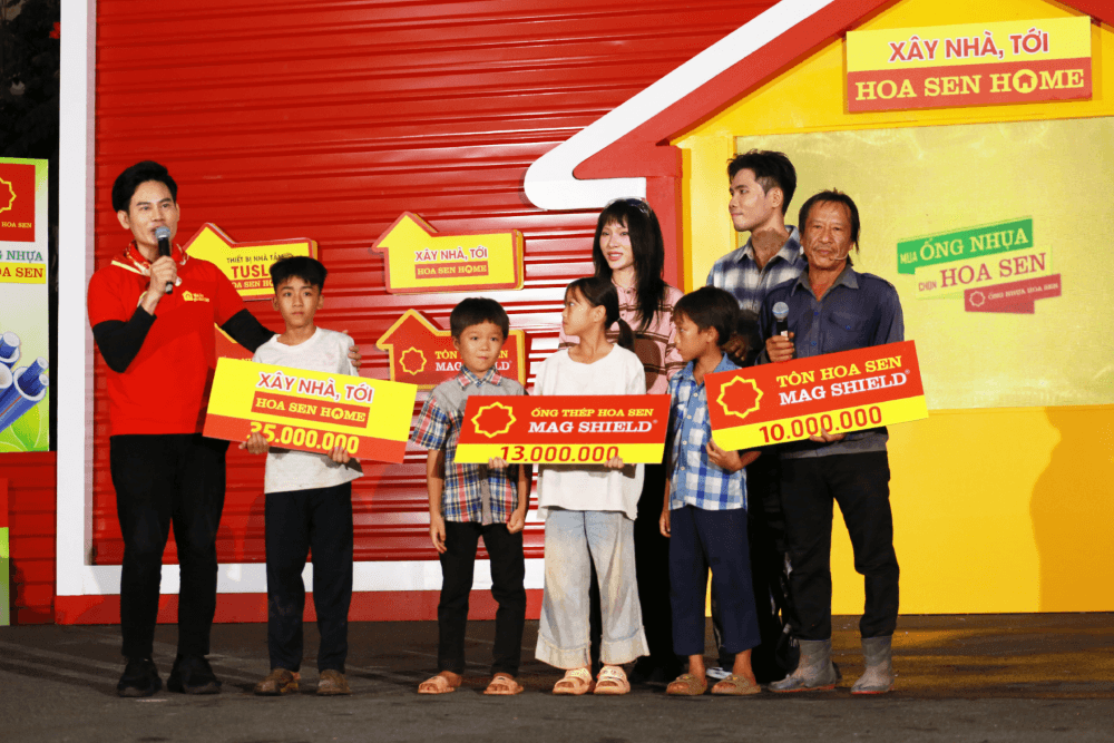 Phúc Du và Mỹ Mỹ vượt thử thách ở “Mái ấm gia đình Việt”, mang về gần 300 triệu đồng cho trẻ em khó khăn