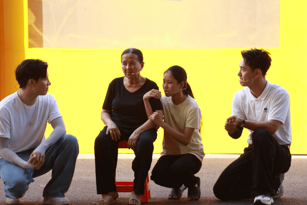 Đại Nghĩa bật khóc, Song Luân và Anh Tú nghẹn ngào trước cô bé mồ côi được ông bà hàng xóm cưu mang suốt hơn 10 năm