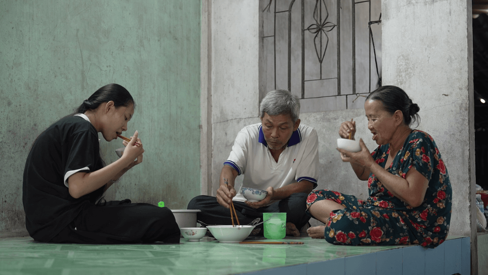 Đại Nghĩa bật khóc, Song Luân và Anh Tú nghẹn ngào trước cô bé mồ côi được ông bà hàng xóm cưu mang suốt hơn 10 năm