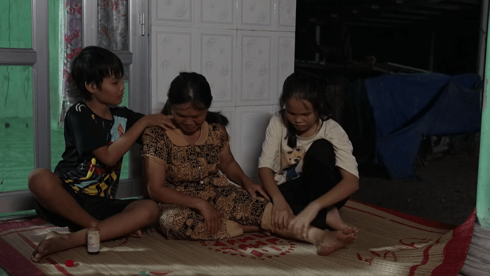 Đại Nghĩa bật khóc, Song Luân và Anh Tú nghẹn ngào trước cô bé mồ côi được ông bà hàng xóm cưu mang suốt hơn 10 năm