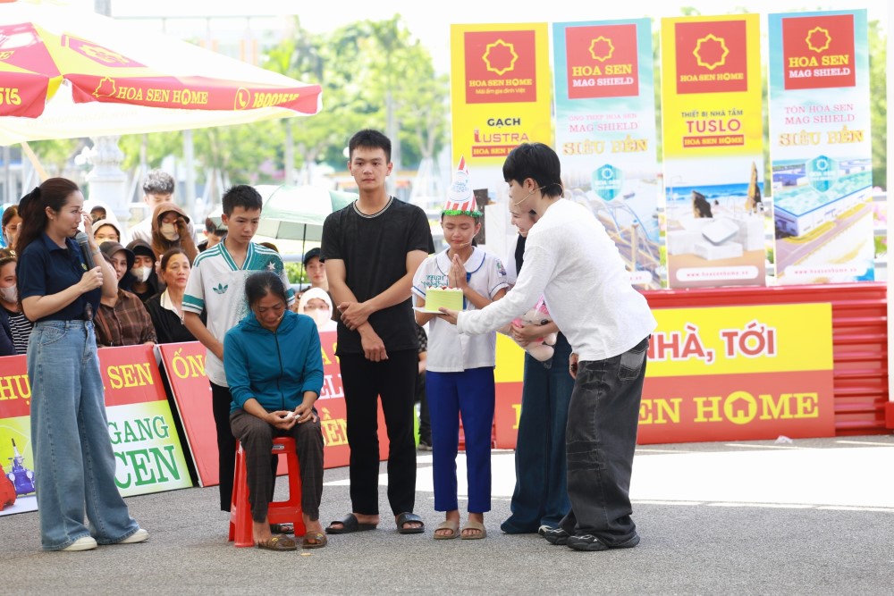 Hương Tràm xúc động, Khánh Vy nghẹn ngào trở về quê hương tham gia ghi hình Mái ấm gia đình Việt