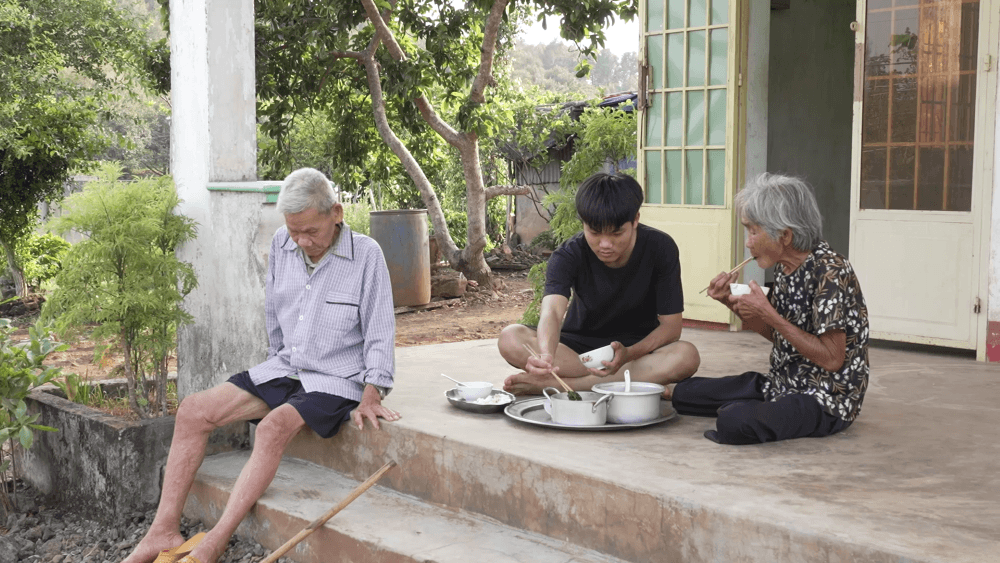 MC Đại Nghĩa bật khóc trước cậu bé sống cùng ông bà gần trăm tuổi và cha mắc bệnh tâm thần
