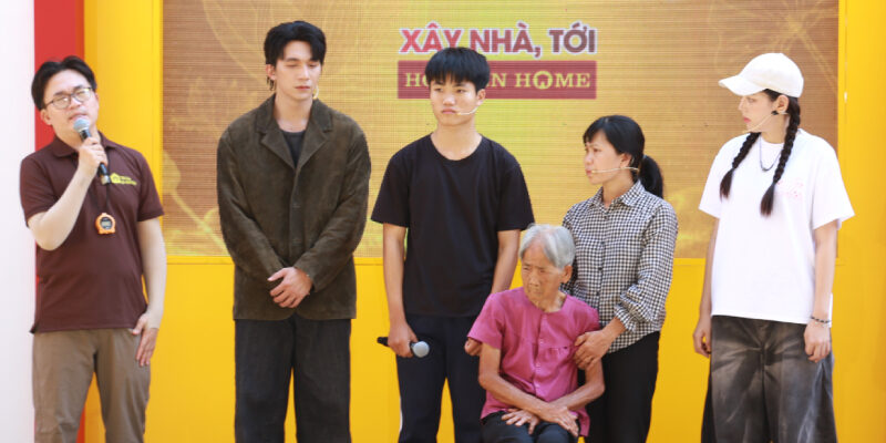 MC Đại Nghĩa bật khóc trước cậu bé sống cùng ông bà gần trăm tuổi và cha mắc bệnh tâm thần