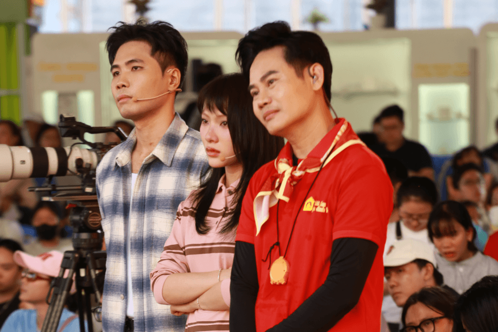 Phúc Du và Mỹ Mỹ vượt thử thách ở “Mái ấm gia đình Việt”, mang về gần 300 triệu đồng cho trẻ em khó khăn 