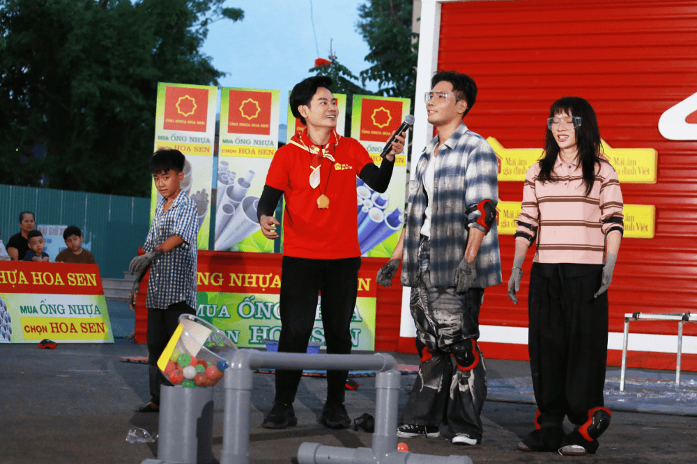 Phúc Du và Mỹ Mỹ vượt thử thách ở “Mái ấm gia đình Việt”, mang về gần 300 triệu đồng cho trẻ em khó khăn 