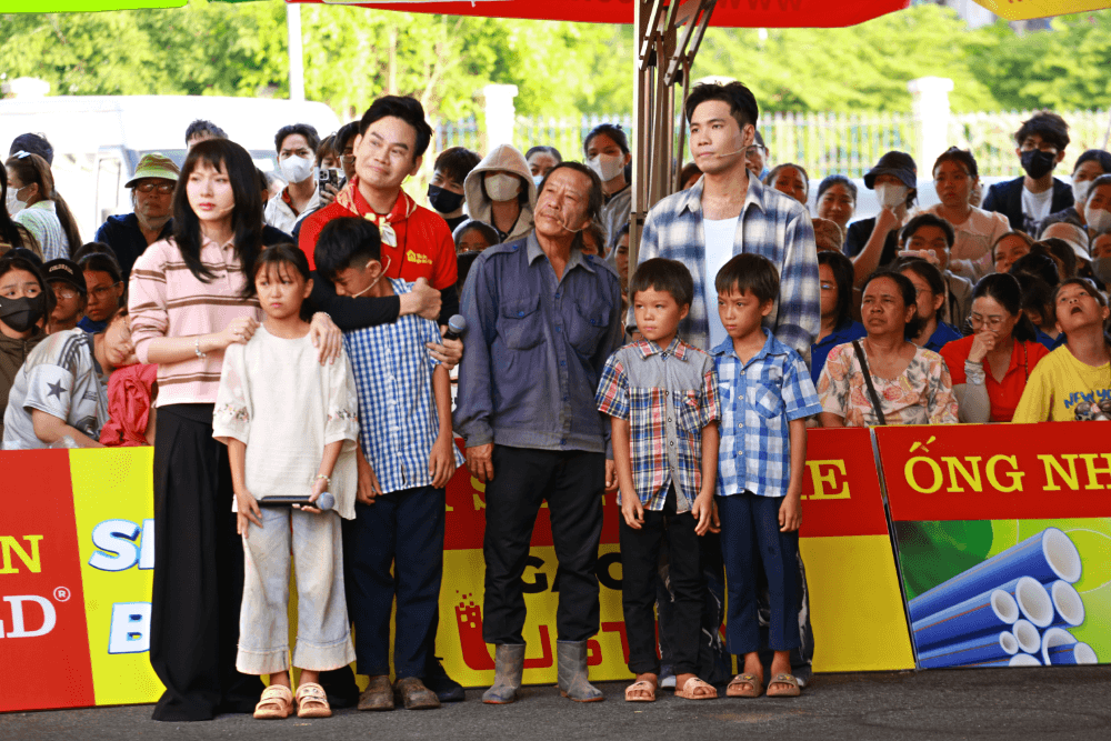 Phúc Du và Mỹ Mỹ vượt thử thách ở “Mái ấm gia đình Việt”, mang về gần 300 triệu đồng cho trẻ em khó khăn 