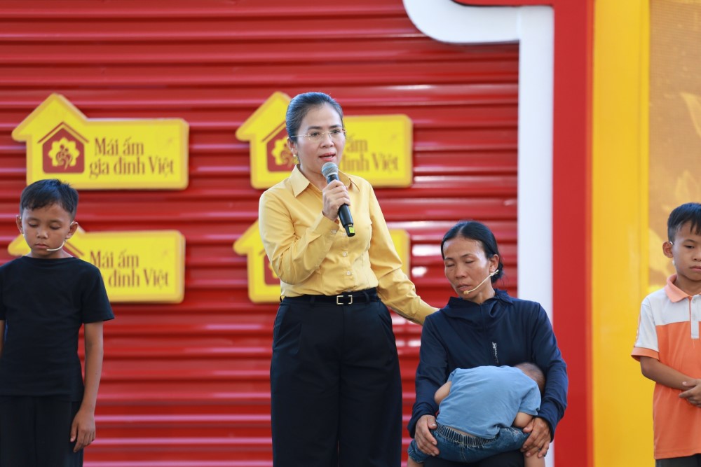 Hương Tràm xúc động, Khánh Vy nghẹn ngào trở về quê hương tham gia ghi hình Mái ấm gia đình Việt
