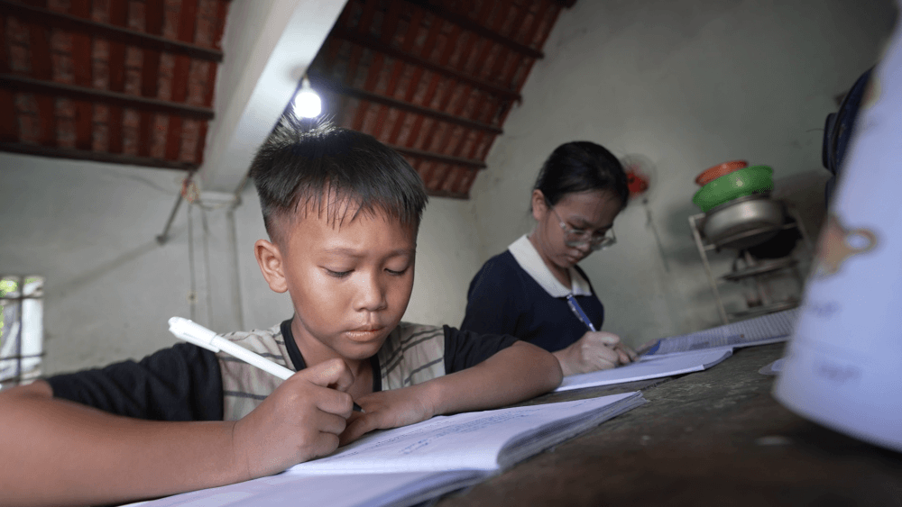 Á hậu Vân Nhi và MC Thanh Thảo không kìm được nước mắt khi nghe ước mơ “được ở bên cha mẹ thật lâu” của cô bé 15 tuổi