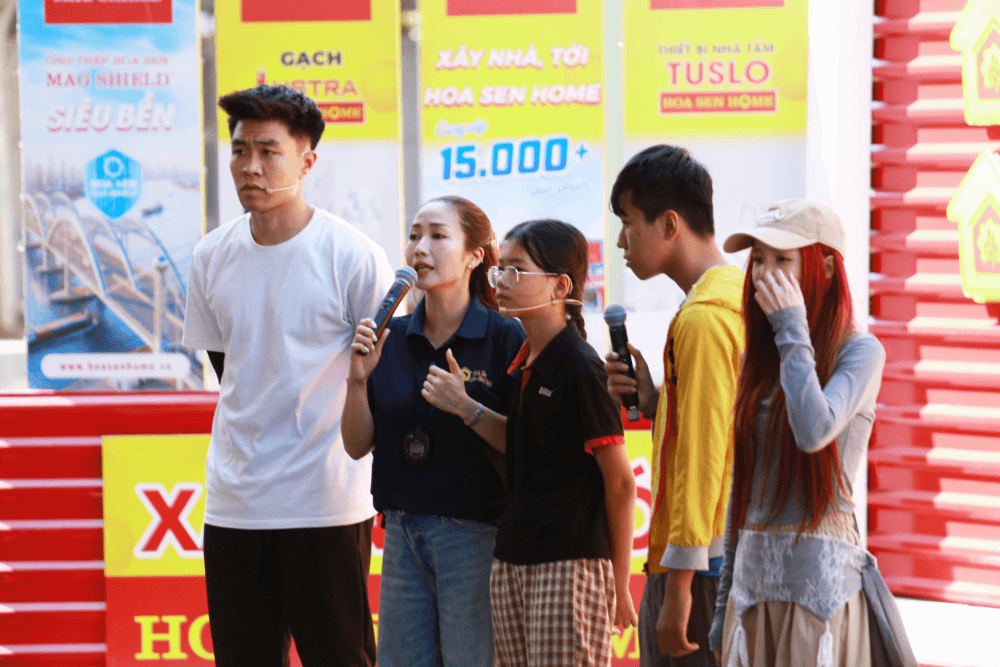 MC Ốc Thanh Vân nghẹn lòng, Phạm Lý Đức lén lau nước mắt trước nghị lực của cô bé sớm thiếu tình cha