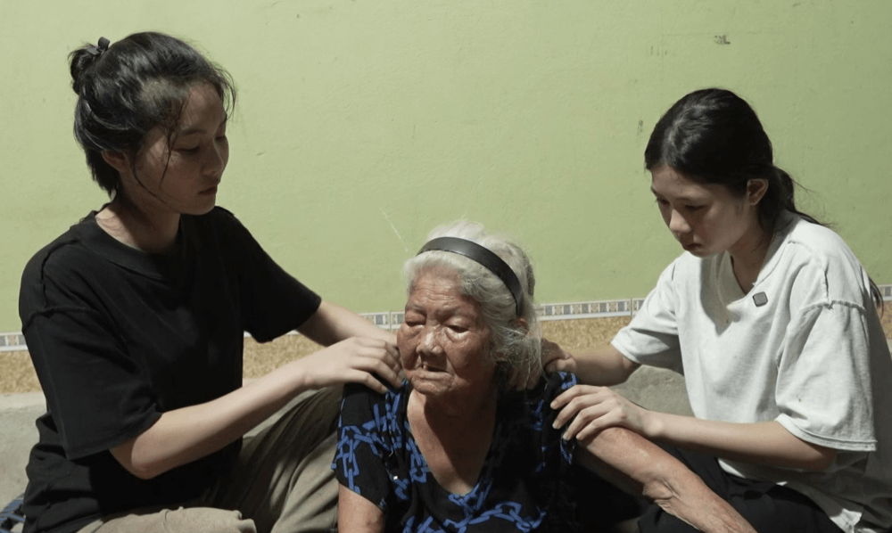 Á hậu Vân Nhi và MC Thanh Thảo không kìm được nước mắt khi nghe ước mơ “được ở bên cha mẹ thật lâu” của cô bé 15 tuổi