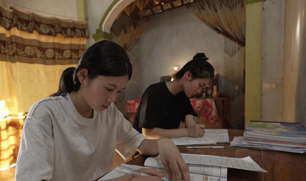 Á hậu Vân Nhi và MC Thanh Thảo không kìm được nước mắt khi nghe ước mơ “được ở bên cha mẹ thật lâu” của cô bé 15 tuổi