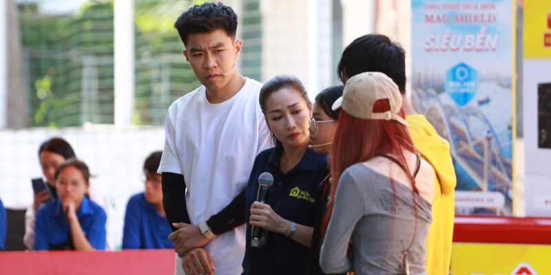 MC Ốc Thanh Vân nghẹn lòng, Phạm Lý Đức lén lau nước mắt trước nghị lực của cô bé sớm thiếu tình cha