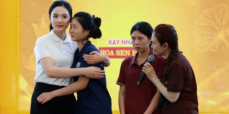 Á hậu Vân Nhi và MC Thanh Thảo không kìm được nước mắt khi nghe ước mơ “được ở bên cha mẹ thật lâu” của cô bé 15 tuổi