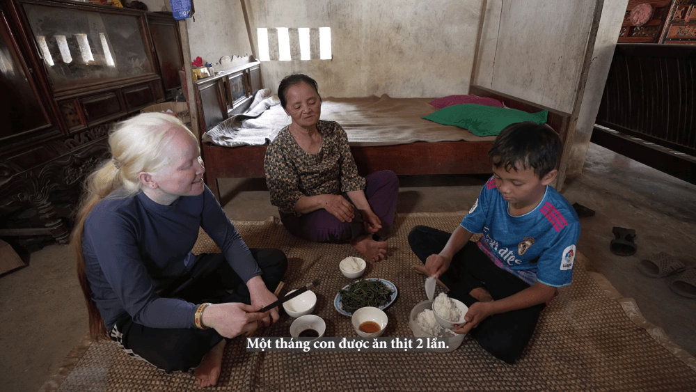 Khánh Vy bật khóc, cùng Võ Điền Gia Huy góp tiền sửa nhà cho cậu bé thiếu vắng tình thân