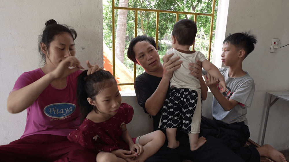 Khánh Vy bật khóc, cùng Võ Điền Gia Huy góp tiền sửa nhà cho cậu bé thiếu vắng tình thân