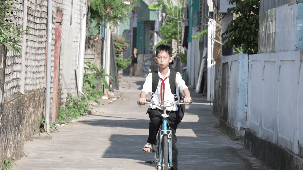 Khánh Vy bật khóc, cùng Võ Điền Gia Huy góp tiền sửa nhà cho cậu bé thiếu vắng tình thân