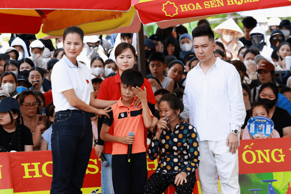 Lâm Vỹ Dạ bật khóc trước hai hoàn cảnh khó khăn, Hương Ly quyết định hỗ trợ học đến hết lớp 12