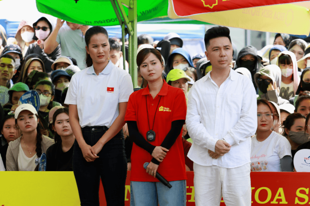 Lâm Vỹ Dạ bật khóc trước hai hoàn cảnh khó khăn, Hương Ly quyết định hỗ trợ học đến hết lớp 12