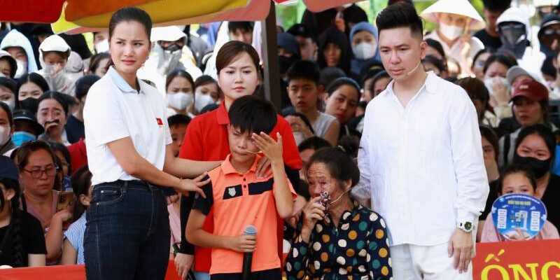 Lâm Vỹ Dạ bật khóc trước hai hoàn cảnh khó khăn, Hương Ly quyết định hỗ trợ học đến hết lớp 12