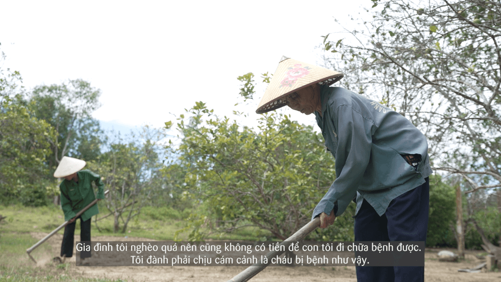 NSƯT Ốc Thanh Vân bật khóc trước bé gái mồ côi cha, mẹ bỏ đi từ khi mới 1 tháng tuổi