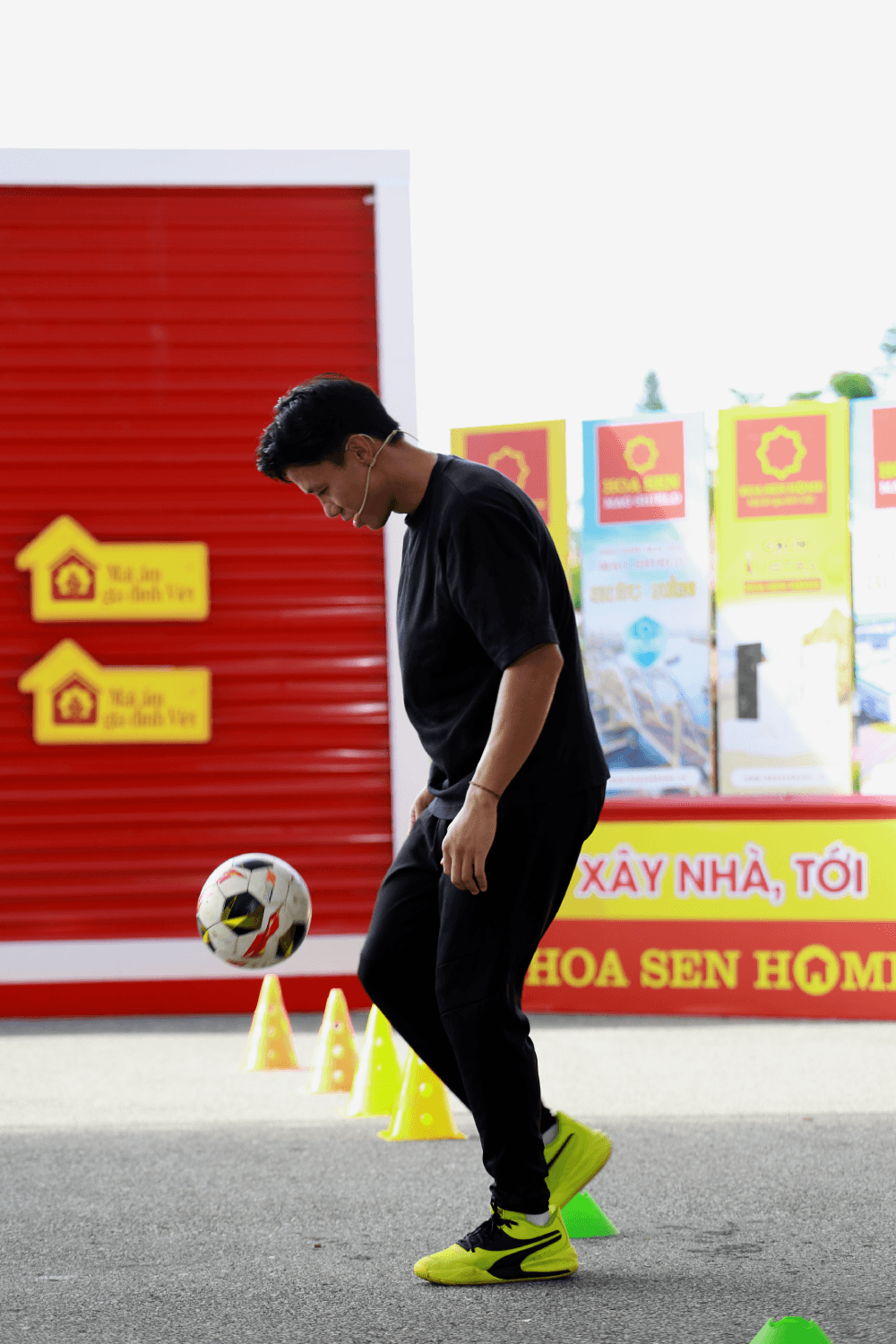 NSƯT Ốc Thanh Vân bật khóc trước bé gái mồ côi cha, mẹ bỏ đi từ khi mới 1 tháng tuổi
