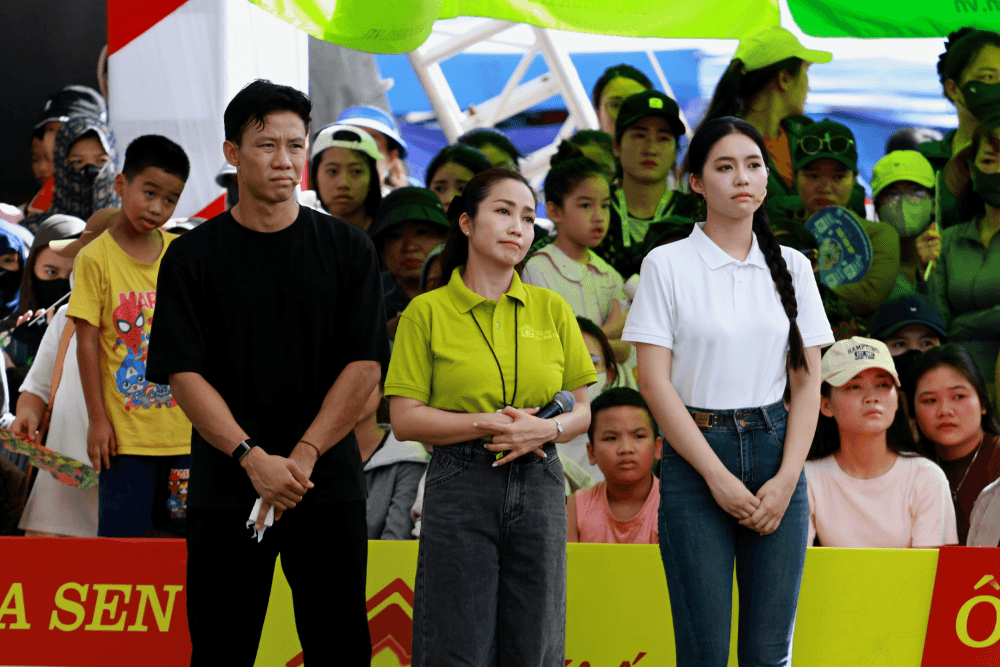 NSƯT Ốc Thanh Vân bật khóc trước bé gái mồ côi cha, mẹ bỏ đi từ khi mới 1 tháng tuổi