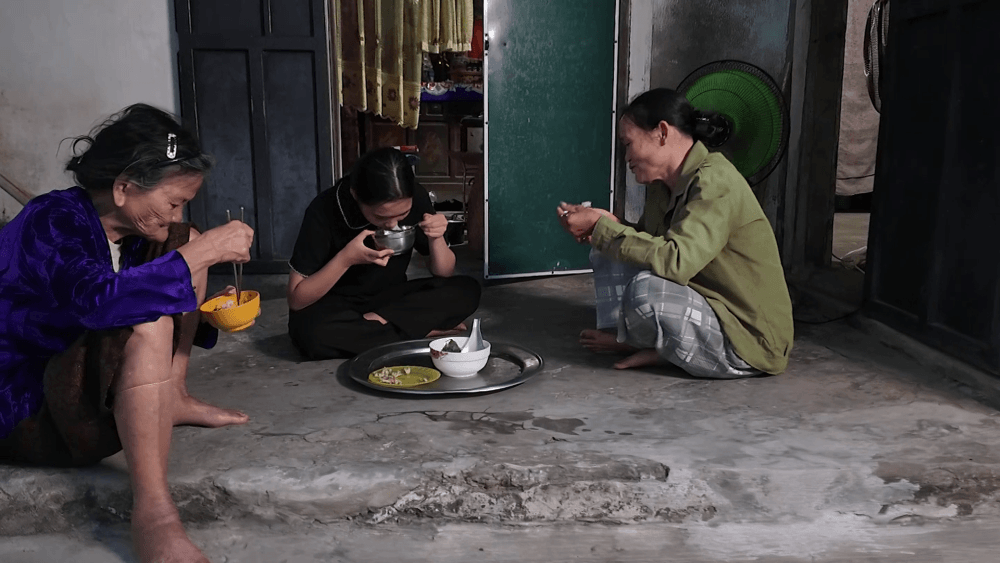 Quế Ngọc Hải ôm động viên bé gái mồ côi cha, sống cùng mẹ bệnh và bà ngoại già yếu