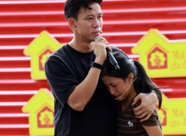 Quế Ngọc Hải ôm động viên bé gái mồ côi cha, sống cùng mẹ bệnh và bà ngoại già yếu