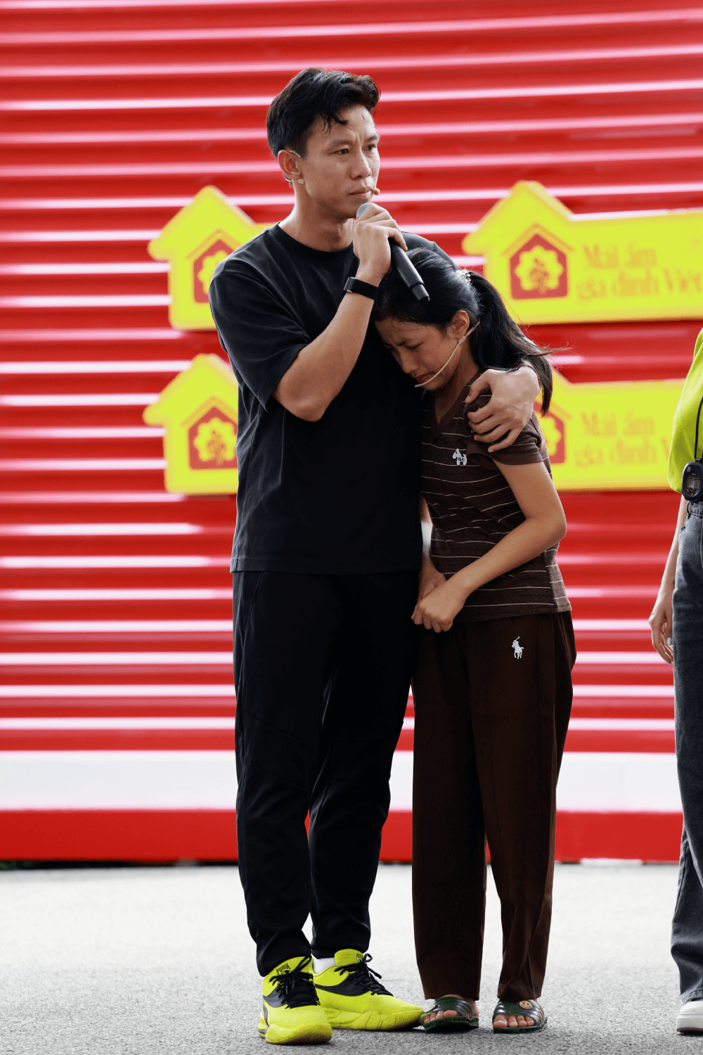 Quế Ngọc Hải ôm động viên bé gái mồ côi cha, sống cùng mẹ bệnh và bà ngoại già yếu