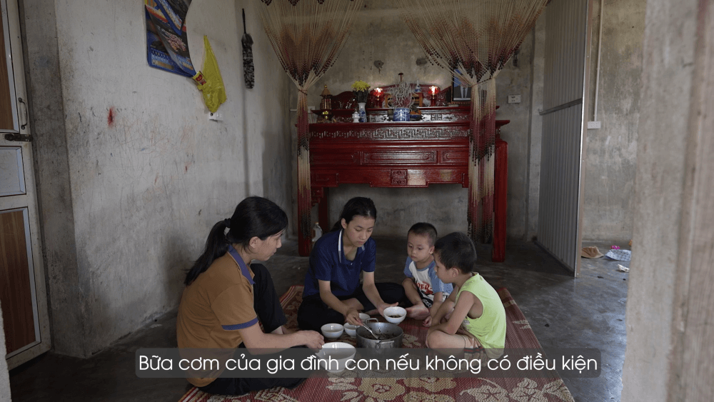Quế Ngọc Hải ôm động viên bé gái mồ côi cha, sống cùng mẹ bệnh và bà ngoại già yếu