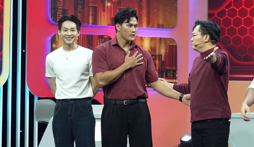 Vận May Gọi Tên Ai tập 21 MC Đại Nghĩa “thu mình” trước dàn nam vương, á vương cao lớn trên sóng truyền hình