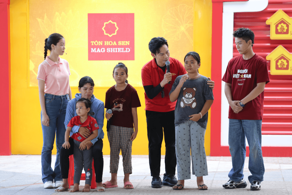 Quân A.P, Lâm Bích Tuyền xúc động trước những cô bé mồ côi cha, sớm trưởng thành để đỡ đần mẹ