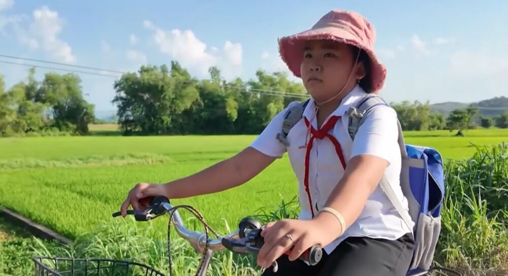 Quân A.P, Lâm Bích Tuyền xúc động trước những cô bé mồ côi cha, sớm trưởng thành để đỡ đần mẹ