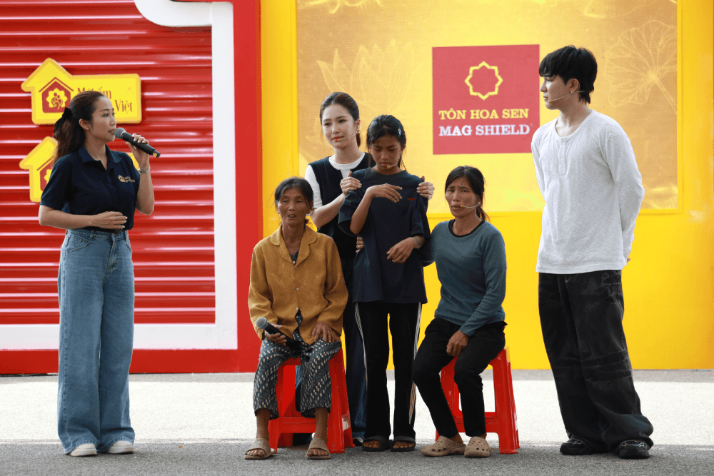 Cha mất thị lực, mẹ bị K máu, cô bé vẫn nỗ lực học tập khiến Ốc Thanh Vân, Hương Tràm cảm phục