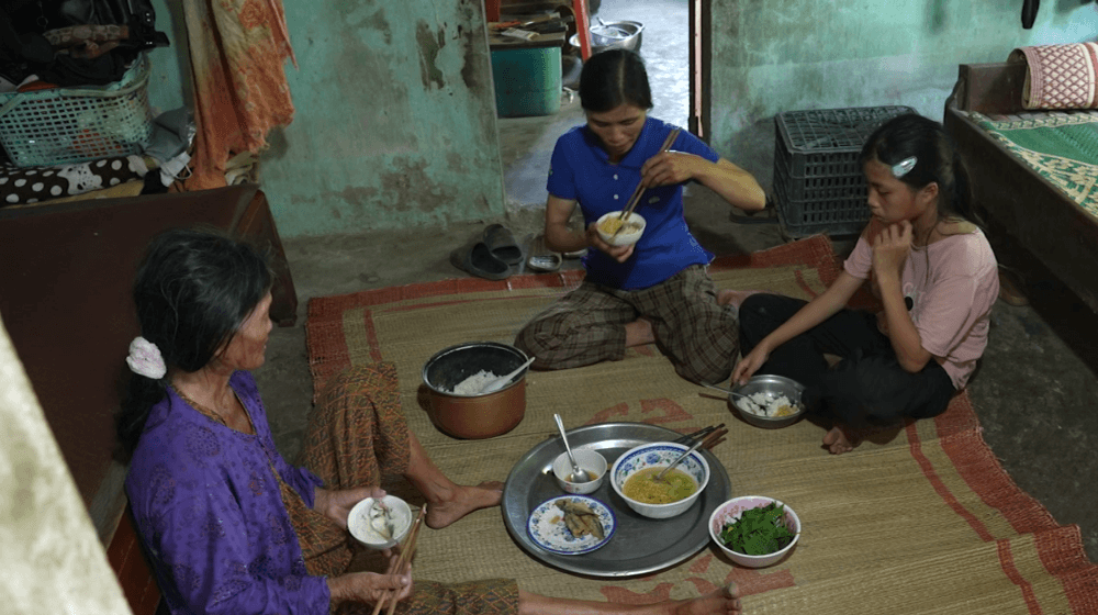 Cha mất thị lực, mẹ bị K máu, cô bé vẫn nỗ lực học tập khiến Ốc Thanh Vân, Hương Tràm cảm phục