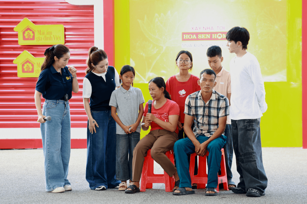 Cha mất thị lực, mẹ bị K máu, cô bé vẫn nỗ lực học tập khiến Ốc Thanh Vân, Hương Tràm cảm phục