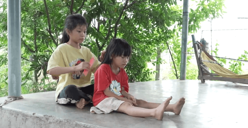 Quân A.P, Lâm Bích Tuyền xúc động trước những cô bé mồ côi cha, sớm trưởng thành để đỡ đần mẹ
