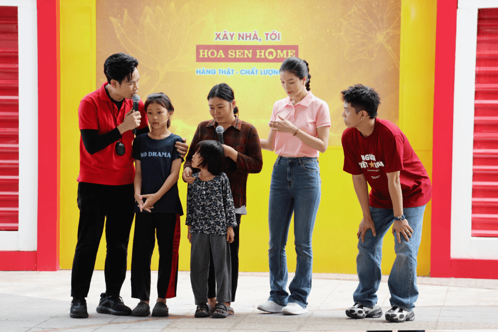 Quân A.P, Lâm Bích Tuyền xúc động trước những cô bé mồ côi cha, sớm trưởng thành để đỡ đần mẹ