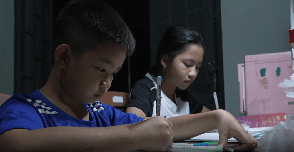 Ba chị em mồ côi mẹ nương tựa nhau khiến Huỳnh Lập, Cara không cầm được nước mắt