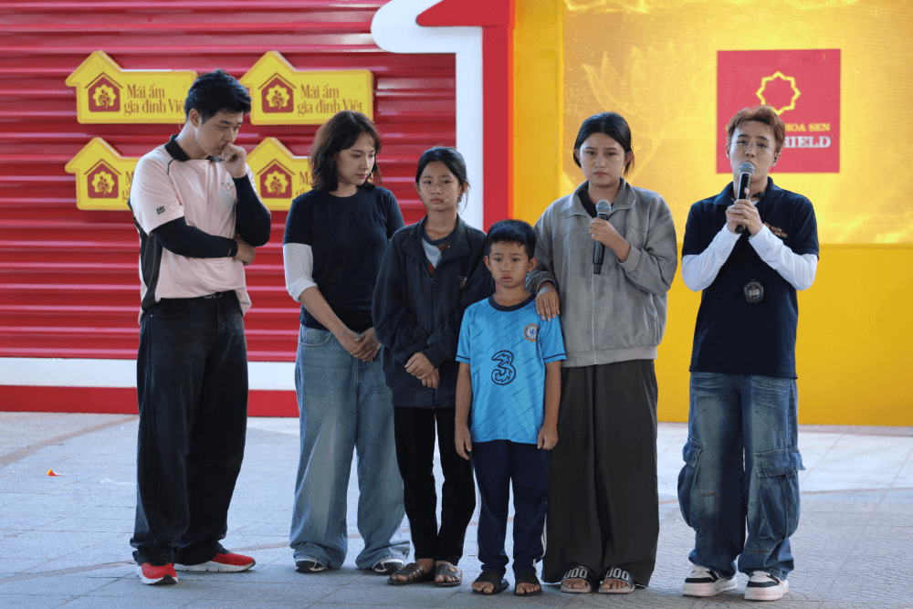 Ba chị em mồ côi mẹ nương tựa nhau khiến Huỳnh Lập, Cara không cầm được nước mắt