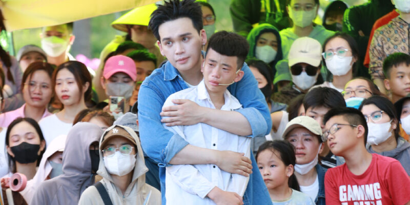 Nguyễn Trần Trung Quân tặng máy tính, hứa đồng hành cùng cậu bé 15 tuổi đến đại học
