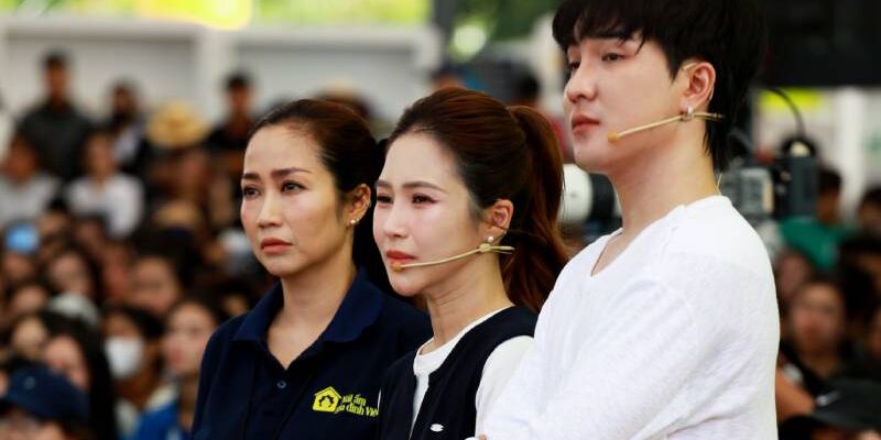 Cha mất thị lực, mẹ bị K máu, cô bé vẫn nỗ lực học tập khiến Ốc Thanh Vân, Hương Tràm cảm phục 