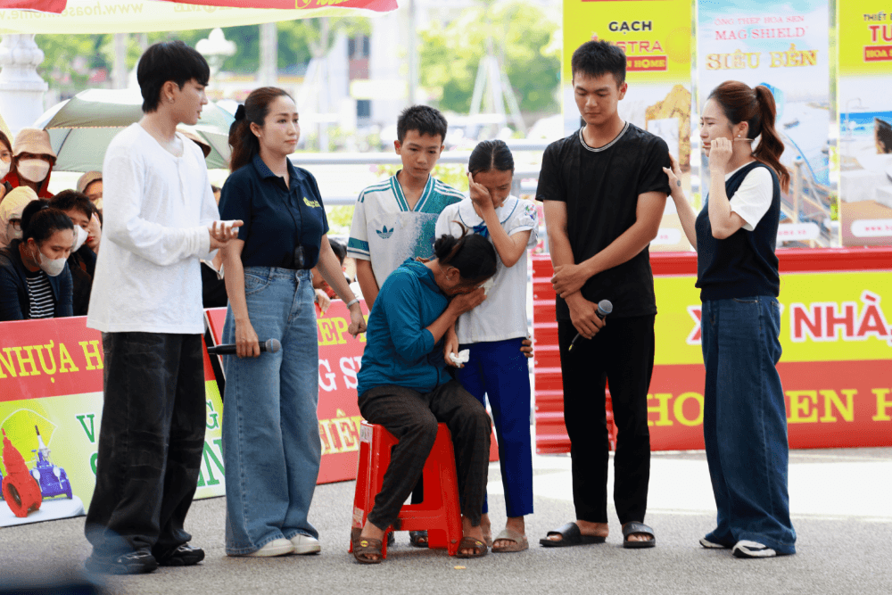 Hương Tràm bật khóc trước cô bé lớp 5 chăm cha sống thực vật, anh trai 17 tuổi đi phụ hồ nuôi gia đình