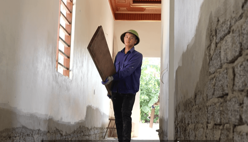 Hương Tràm bật khóc trước cô bé lớp 5 chăm cha sống thực vật, anh trai 17 tuổi đi phụ hồ nuôi gia đình