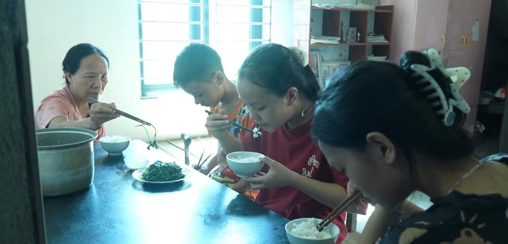 Lê Thúy, Nguyễn Trần Trung Quân lăn xả, lần đầu nướng bánh bán, thu hơn 100 triệu đồng về cho các hoàn cảnh khó khăn